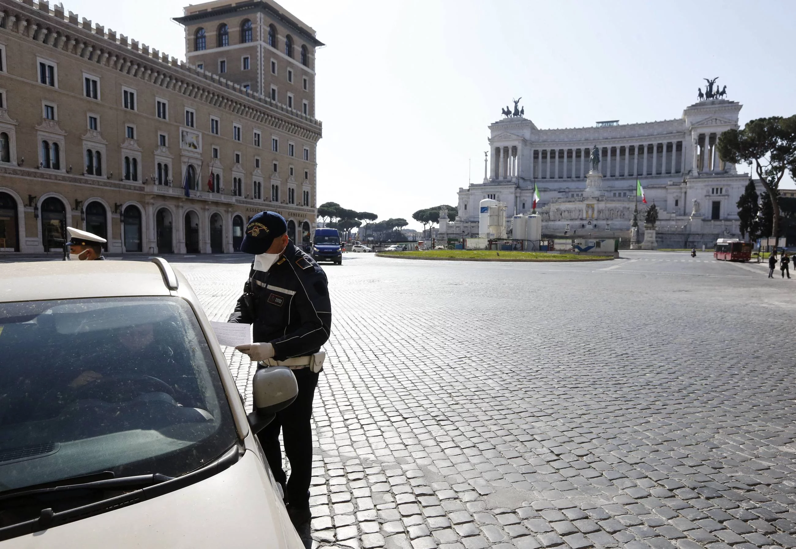 Opustoszały Piazza Venezia