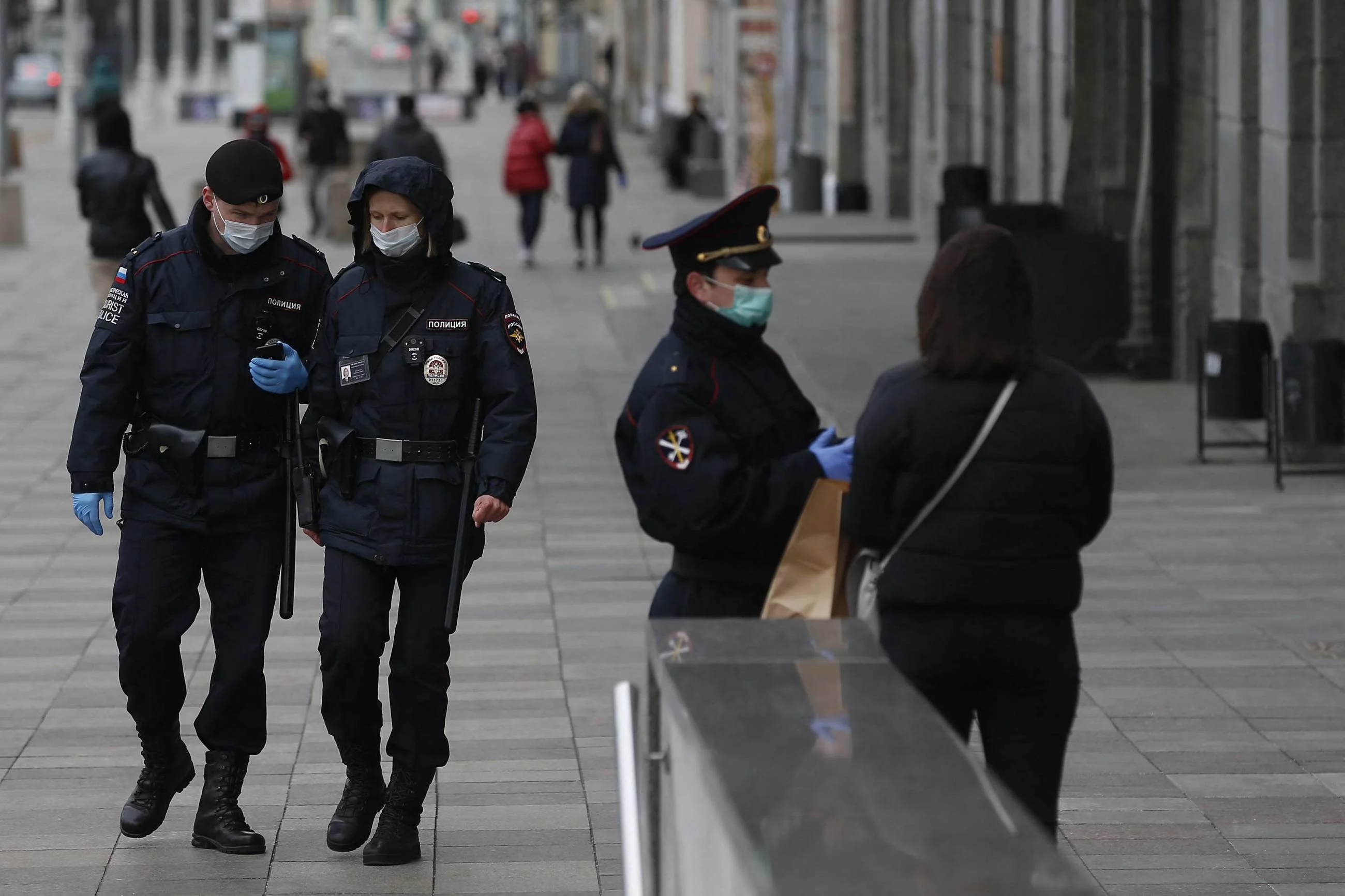 Policjanci w maseczkach