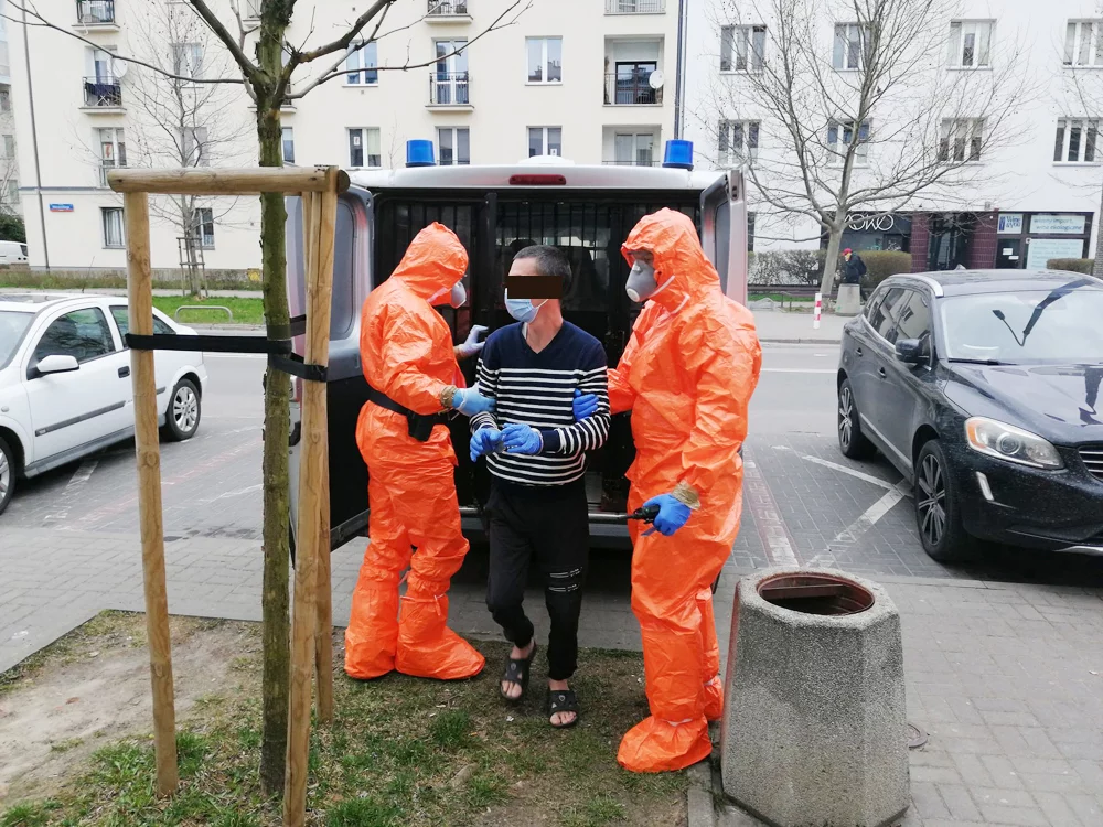 Policjanci z zatrzymanym mężczyzną