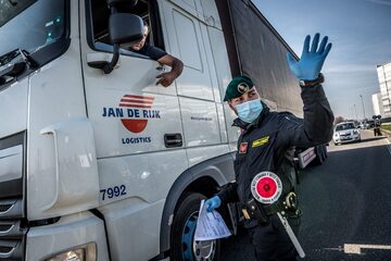 Koronawirus we Włoszech. Carabinieri kontrolujący ciężarówkę