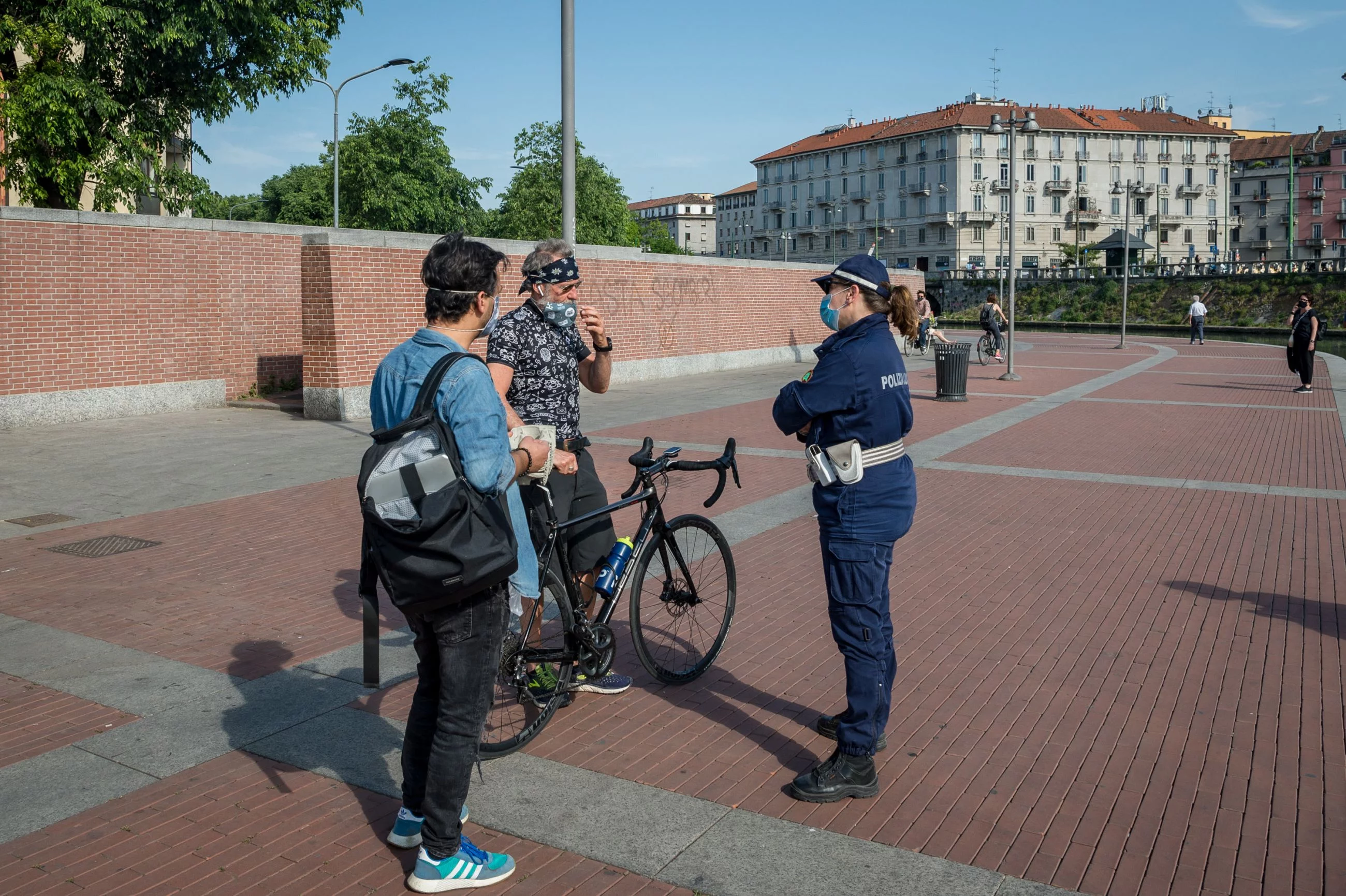 Policjantka podczas patrolu w Mediolanie