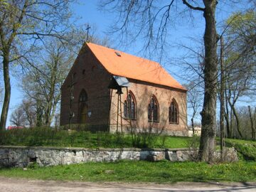 Kościółek w Wiejkowie na wzgórzu, które miałoby być grobem Haralda Sinozębego