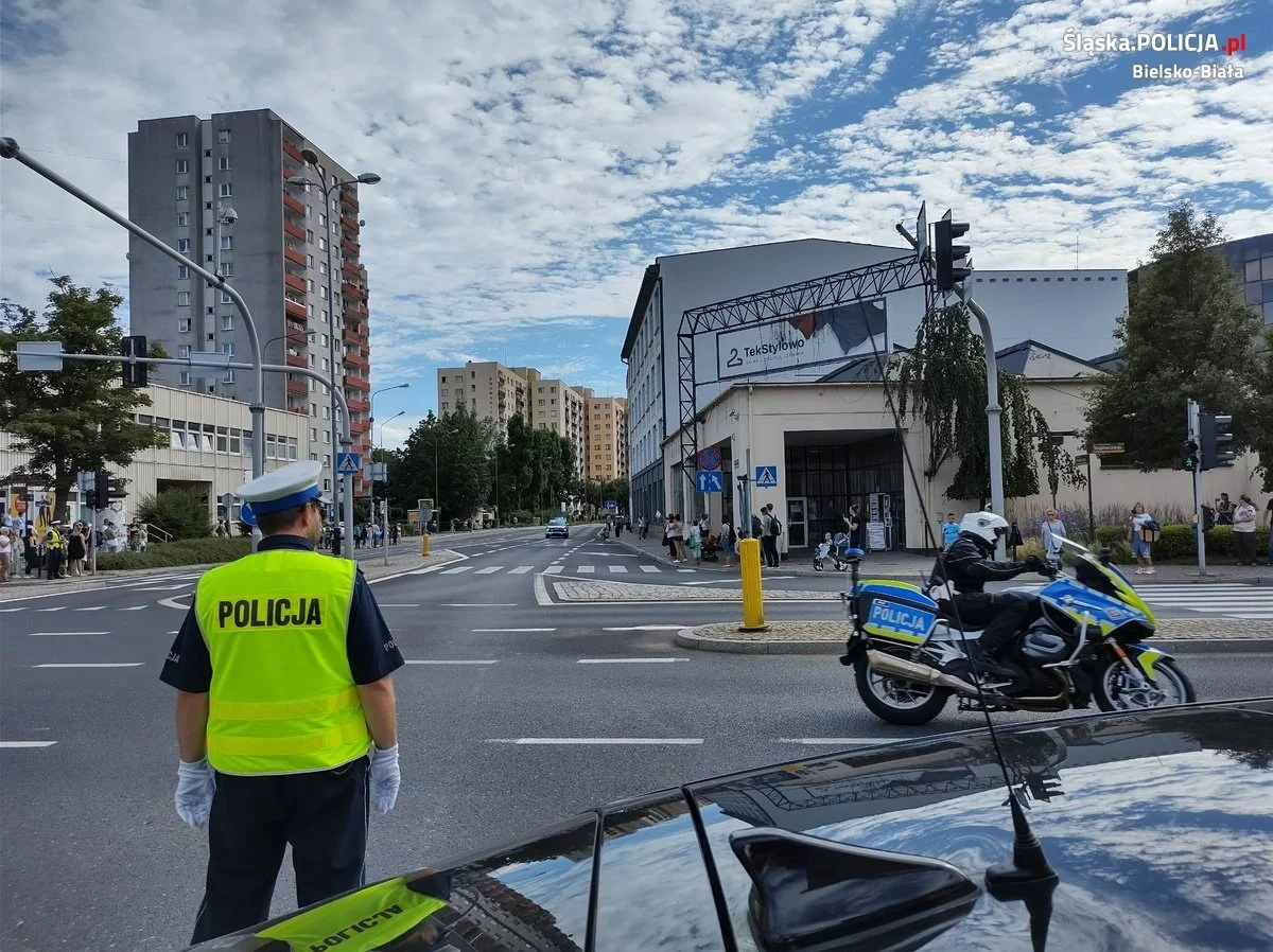 Policjanci zabezpieczają wyścig Tour de Pologne