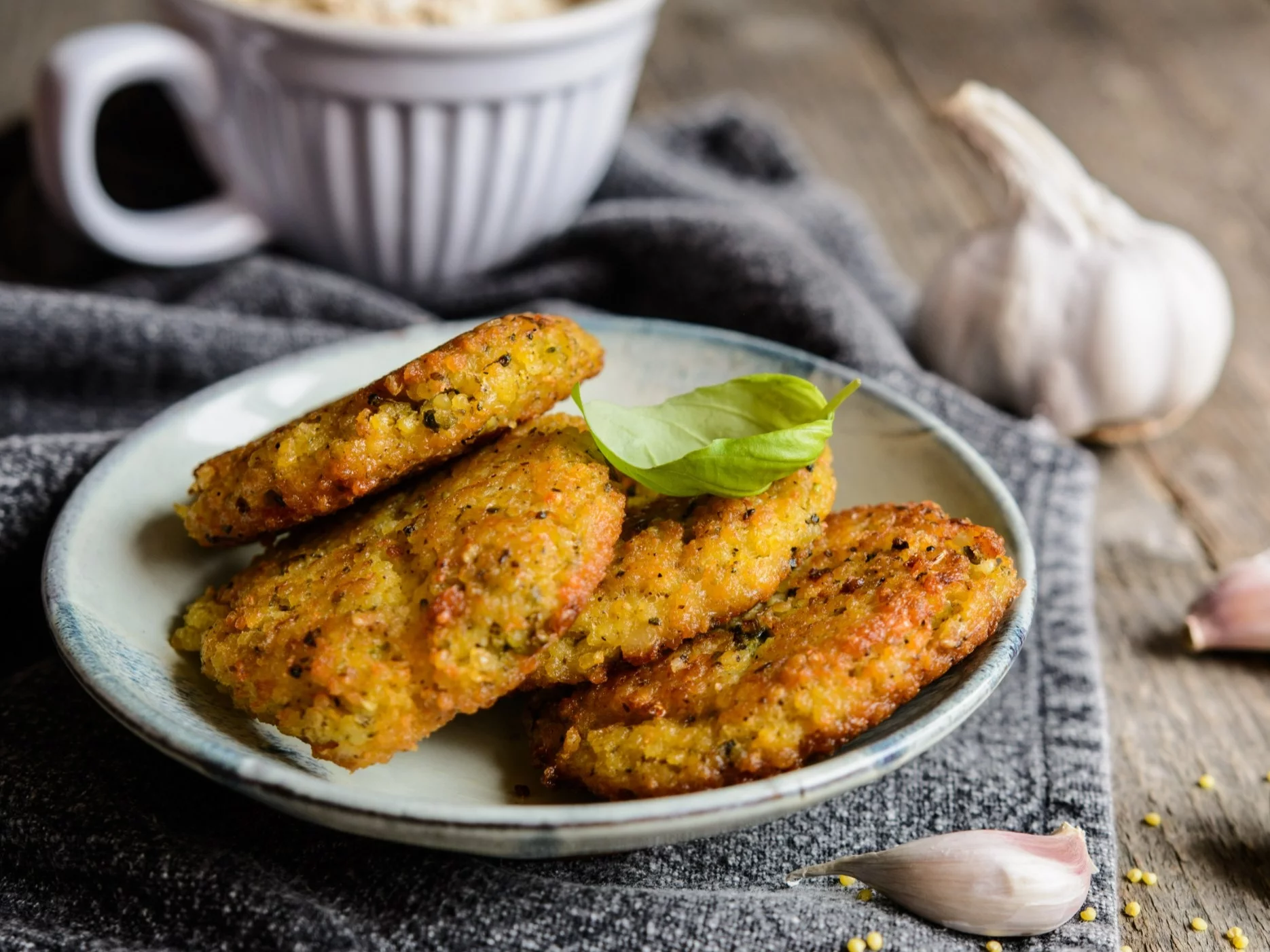 Kotlety jajeczne z kaszą jaglaną i marchewką