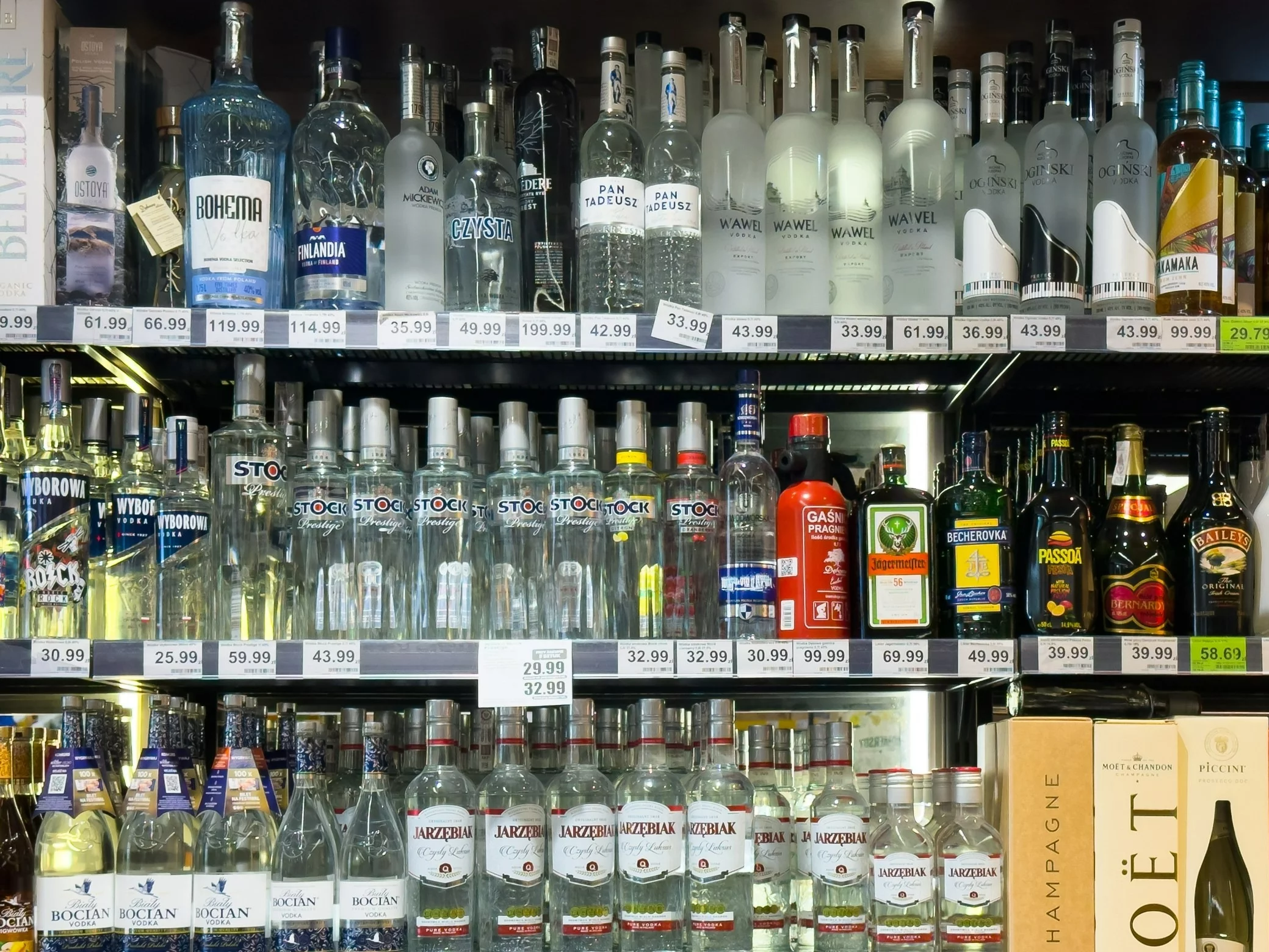 Polacy kradną na potęgę. Sklepy liczą straty, półki świecą pustkami