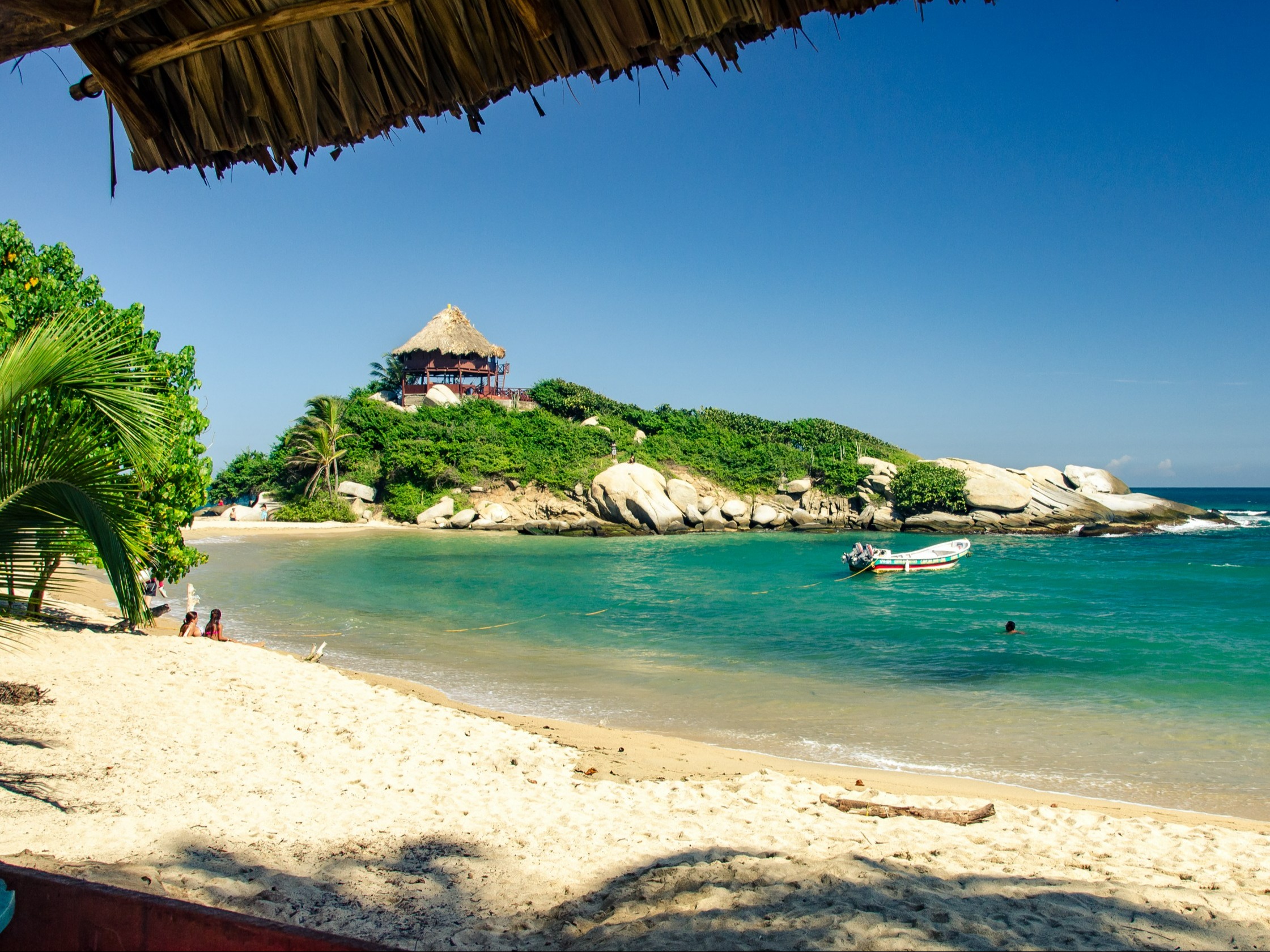 Kraina szamaragdów i piękne plaże czekają. Nowy egzotyczny kierunek z Warszawy