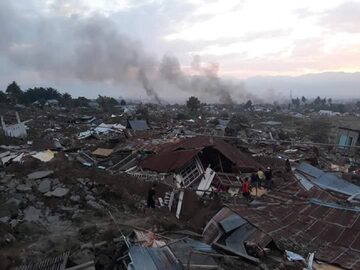 Krajobraz po tsunami i trzęsieniu ziemi w Indonezji