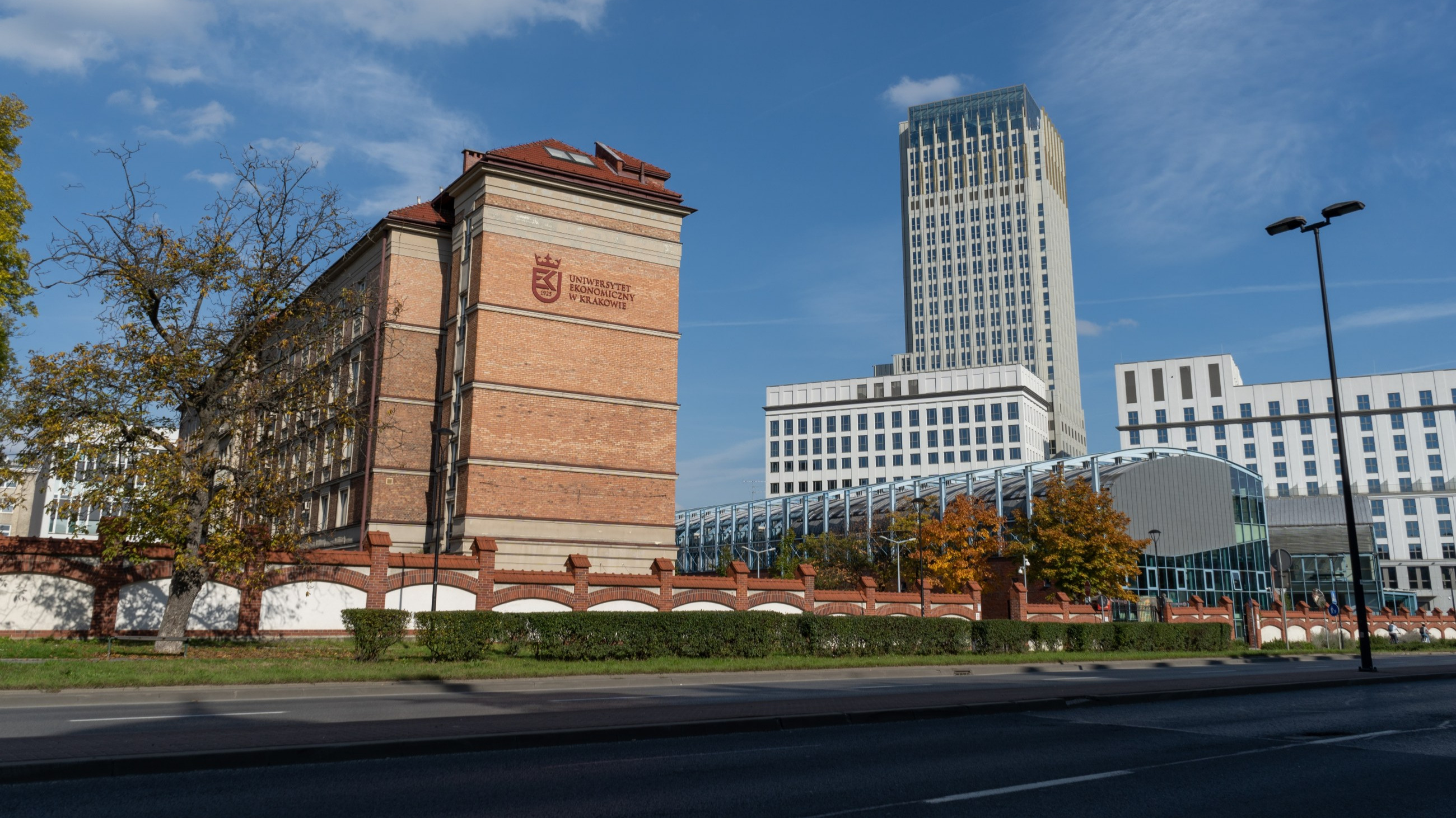 25-latek z nożem na uczelni, studenci się zabarykadowali. „Miałem gaz pieprzowy, kolega gaśnicę”