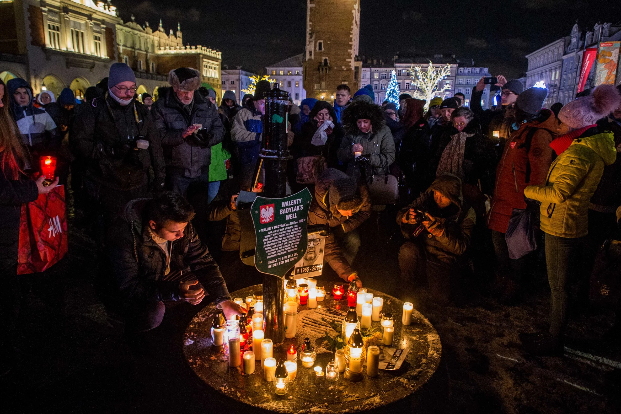 Mieszkańcy Krakowa oddają hołd prezydentowi Adamowiczowi
