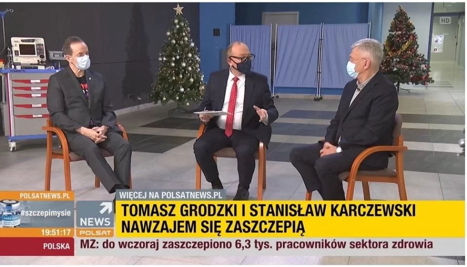 Tomasz Grodzki (z lewej) i Stanisław Karczewski (z prawej) podczas szczepienia na COVID-19