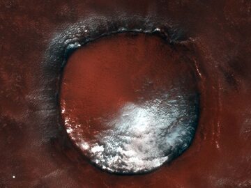 Krater wypełniony lodem, zdjęcie wykonał orbiter TGO misji ExoMars