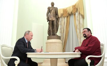 Kreml, rok 2016. Władimir Putin wręcza Stevenowi Seagalowi rosyjski paszport