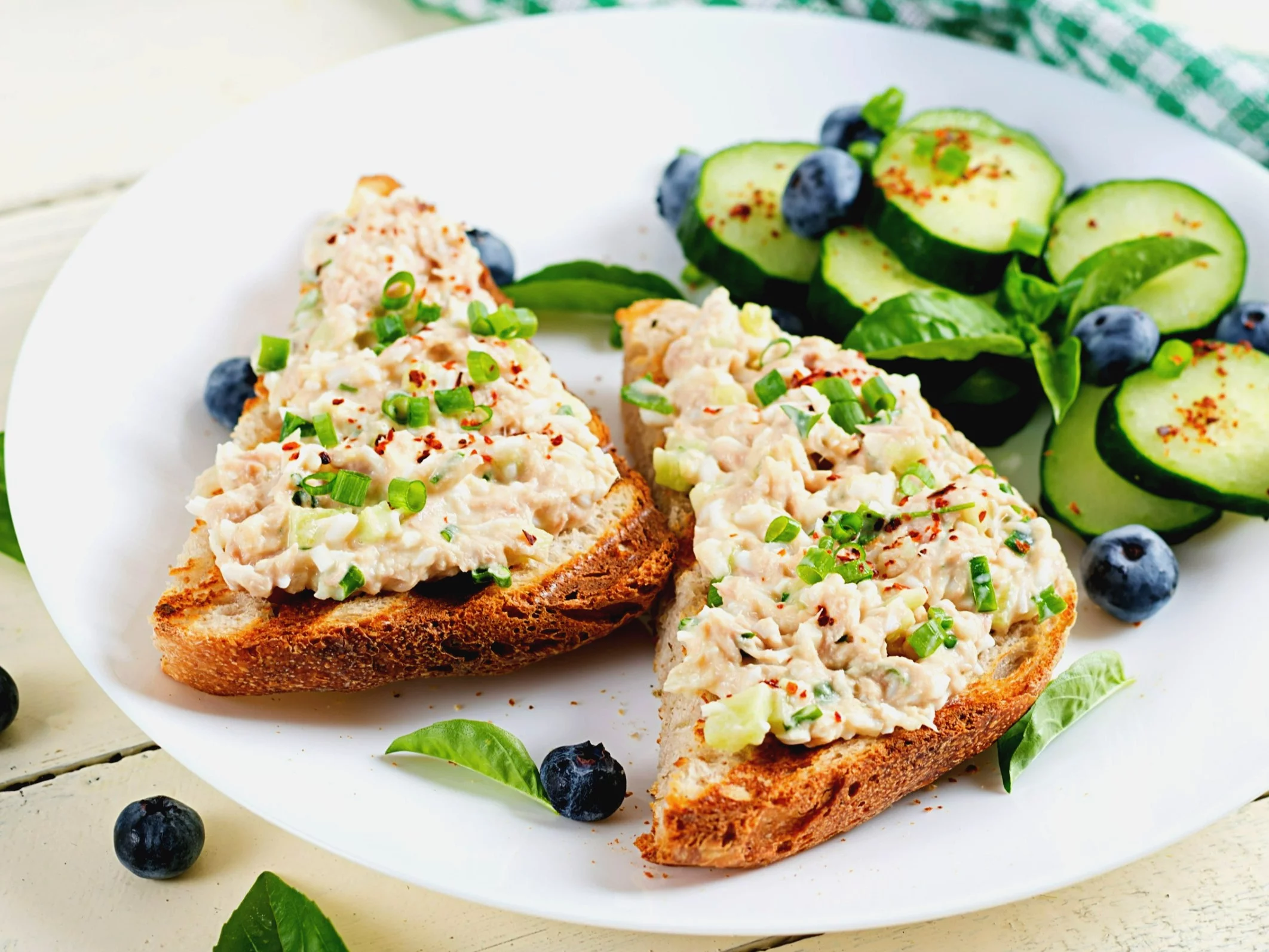 Kanapki z pastą z tuńczyka