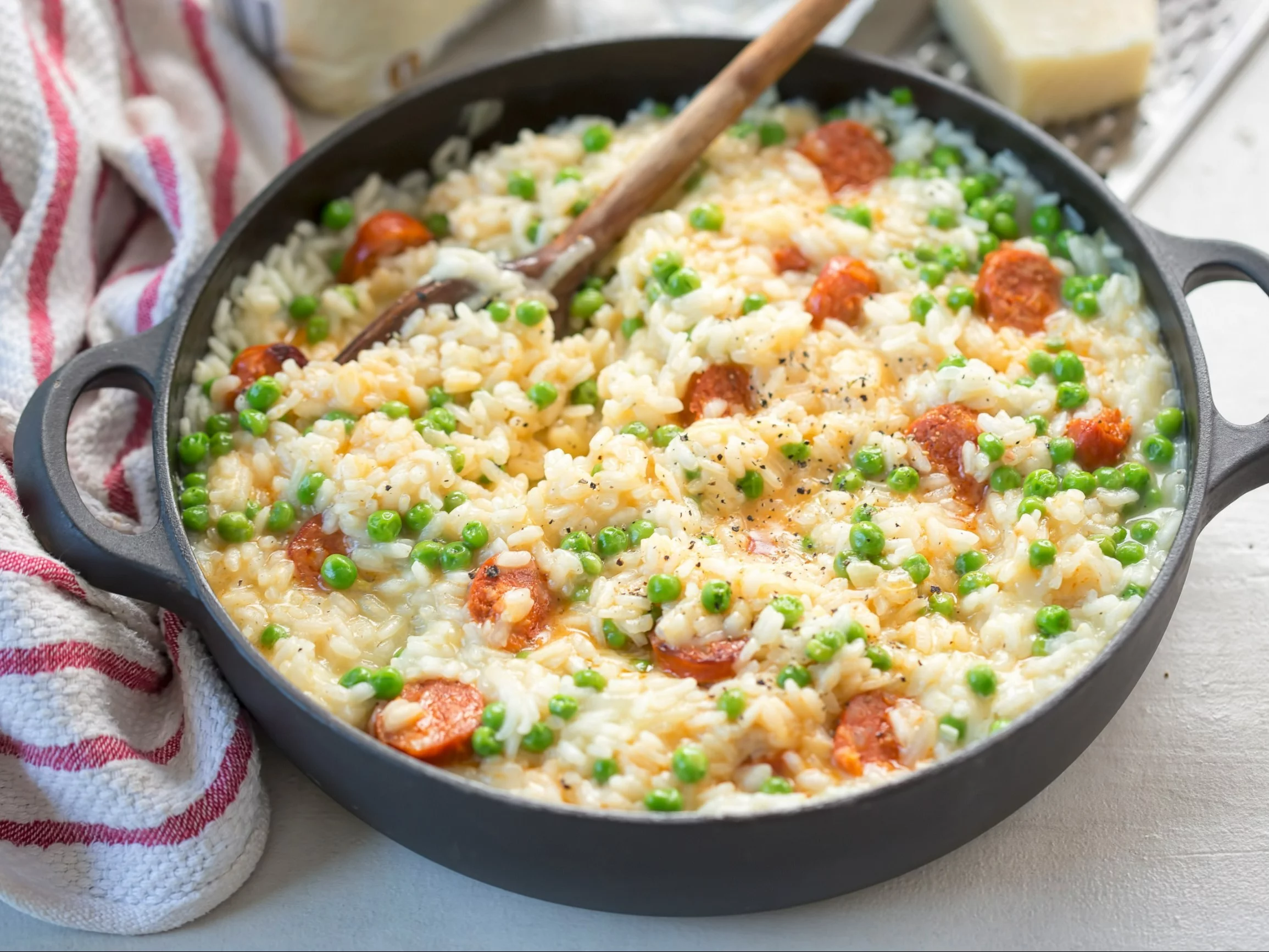 Risotto z kiełbasą i groszkiem