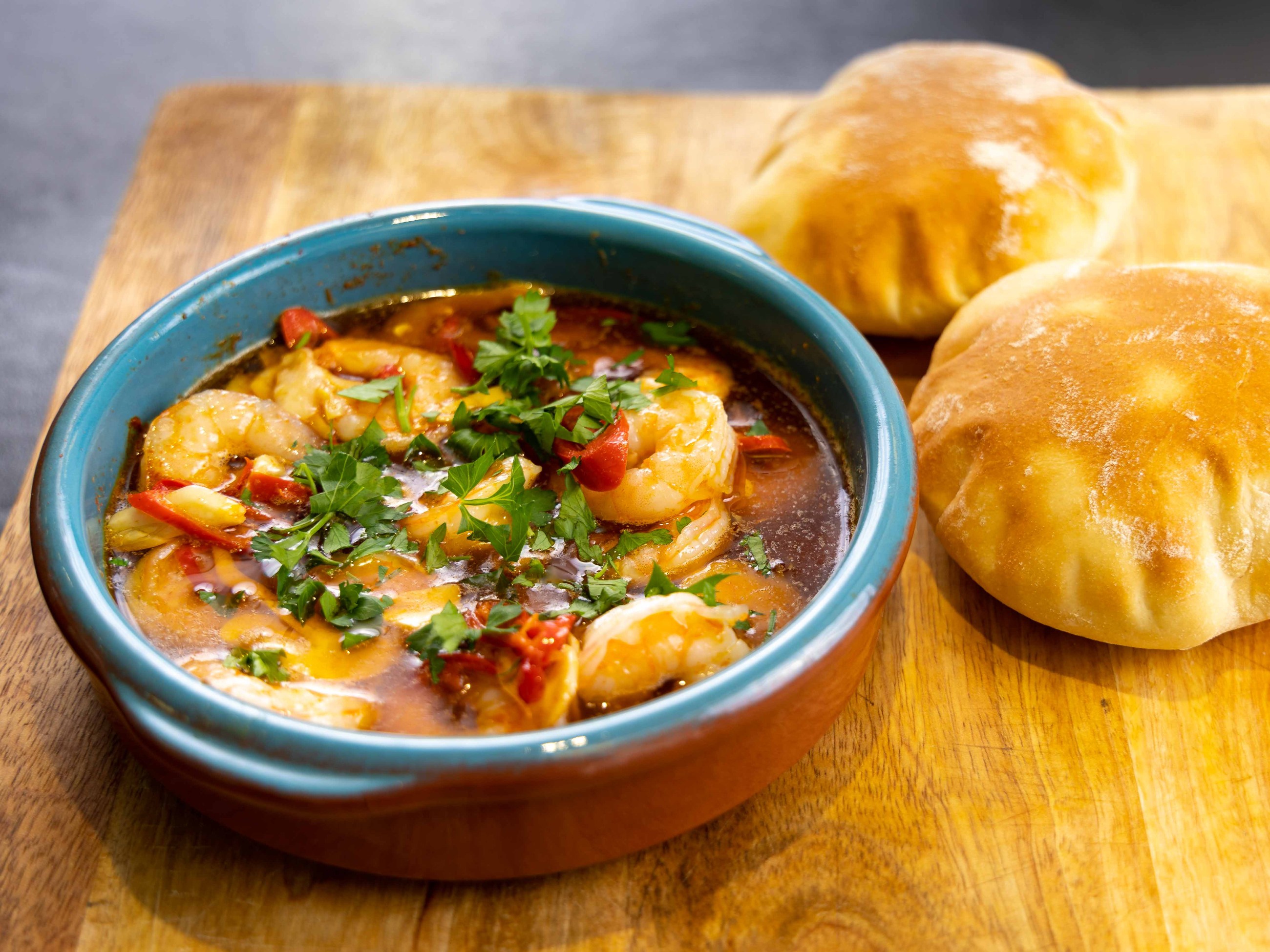 Wystarczy kilka składników i 30 minut. Jak zrobić hiszpańskie krewetki pili pili?