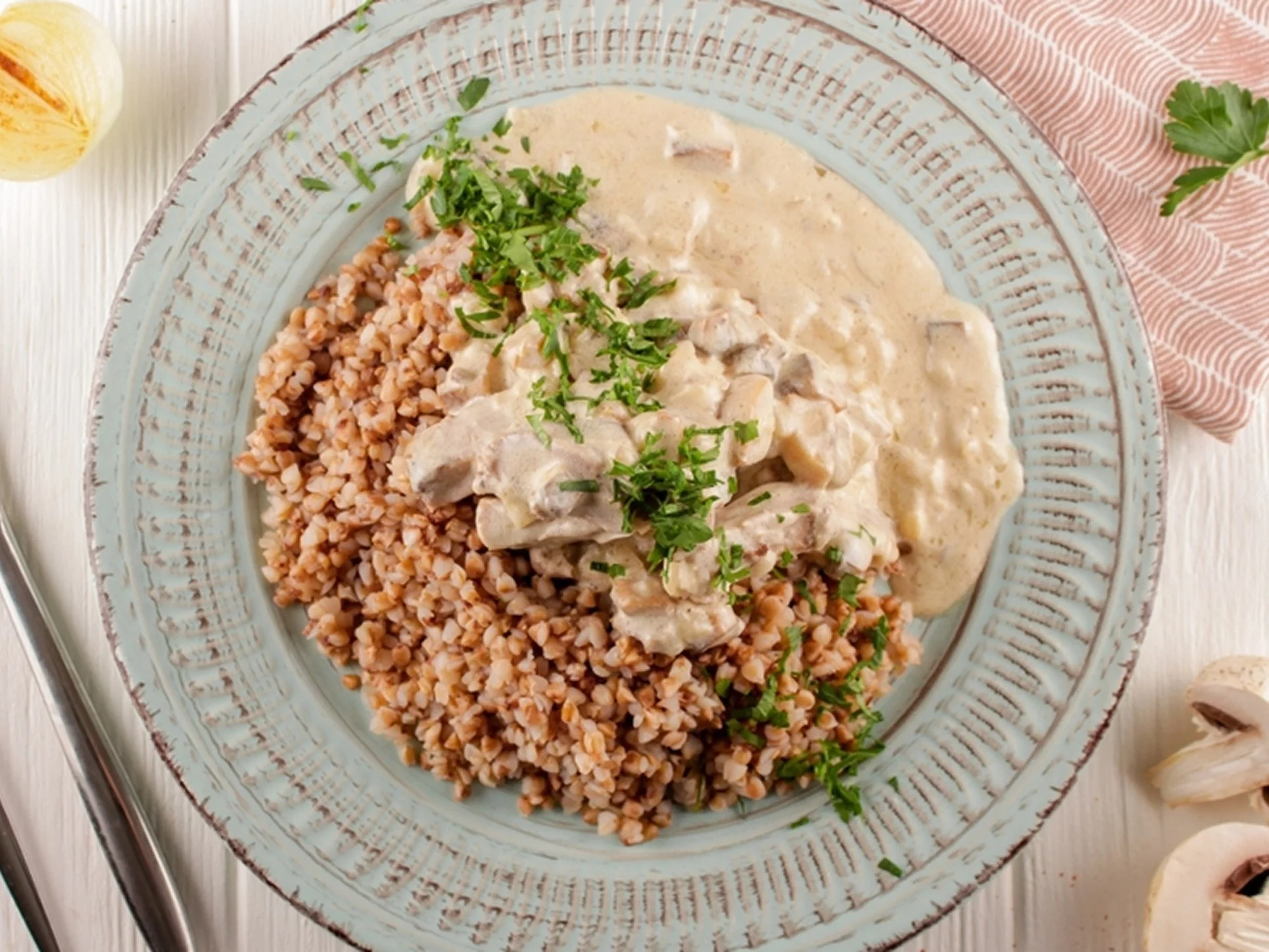 Kasza z sosem pieczarkowym