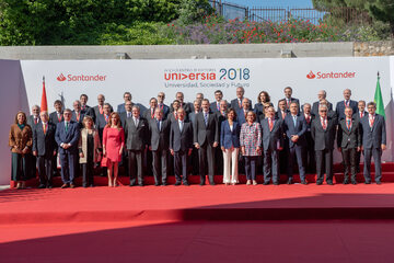 Król Filip, prezydent Portugalii i prezes Banku Santander podczas spotkania w Salamance