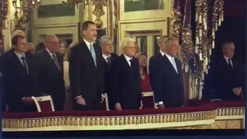 Król Hiszpanii Filip VI i jego ojciec Juan Carlos wysłuchują frankistowskiej wersji hymnu swojego kraju