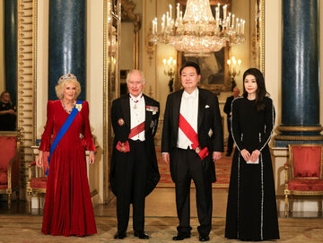Król Karol III i prezydent Yoon Suk Yeol