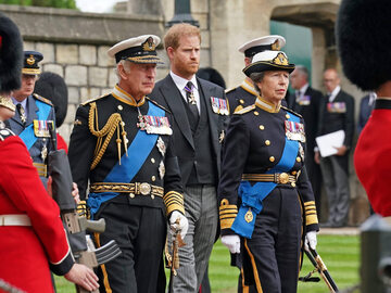 Król Karol III, książę Harry i księżniczka królewska Anna podczas uroczystości pogrzebowych Elżbiety II