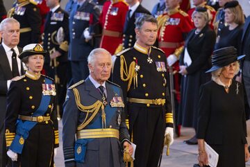 Król Karol III podczas uroczystości w Pałacu Westminsterskim