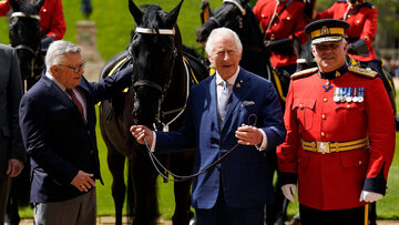Król Karol III wraz z koniem