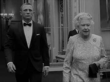 Królowa Elżbieta II i Daniel Craig w roli Jamesa Bonda