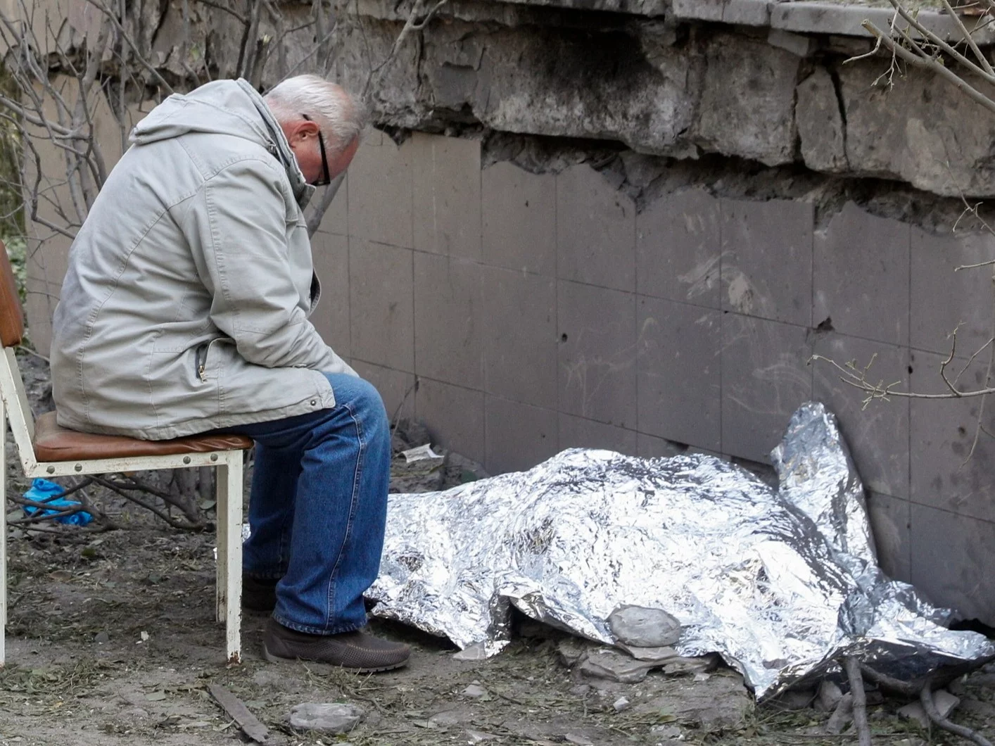 Zdjęcie mężczyzny nad zwłokami córki i wnuczki obiegło już świat