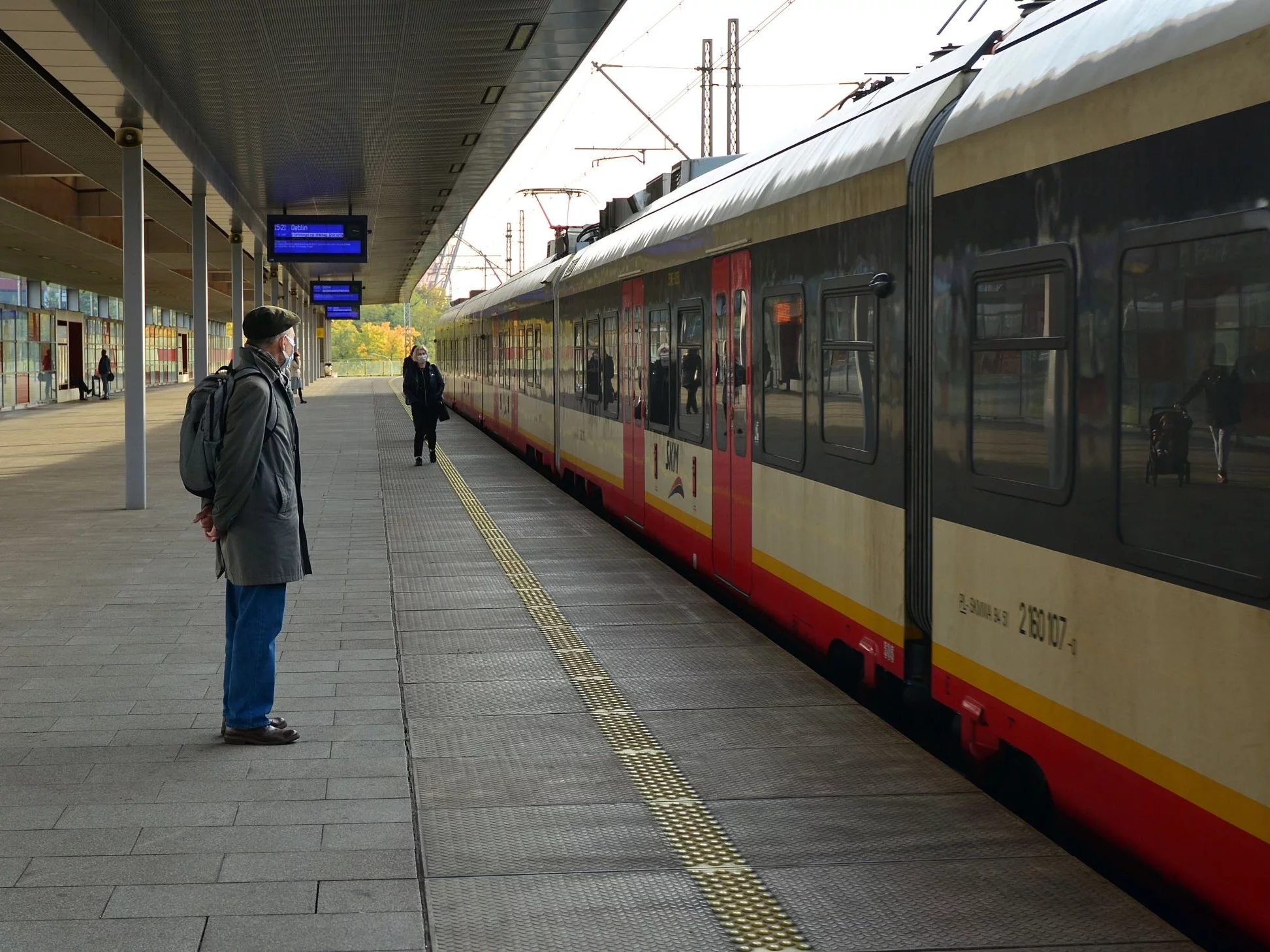 Warszawa. Stacja kolejowa w trakcie pandemii koronawirusa