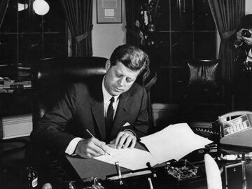 Kryzys kubański. Prezydent Kennedy podpisuje zgodę na morską „kwarantannę” Kuby