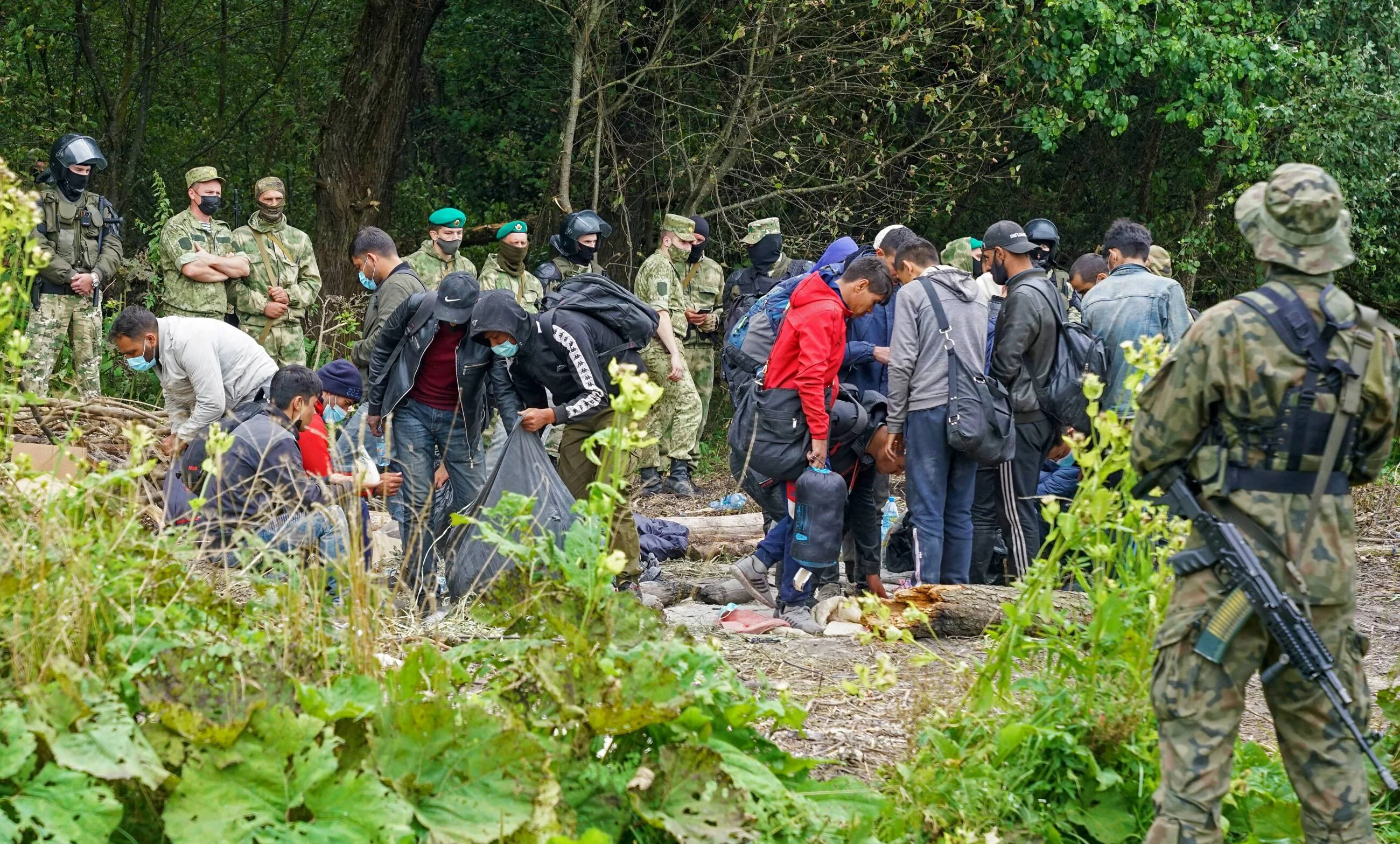 Migranci otoczeni przez Straż Graniczną w Usnarzu Górnym