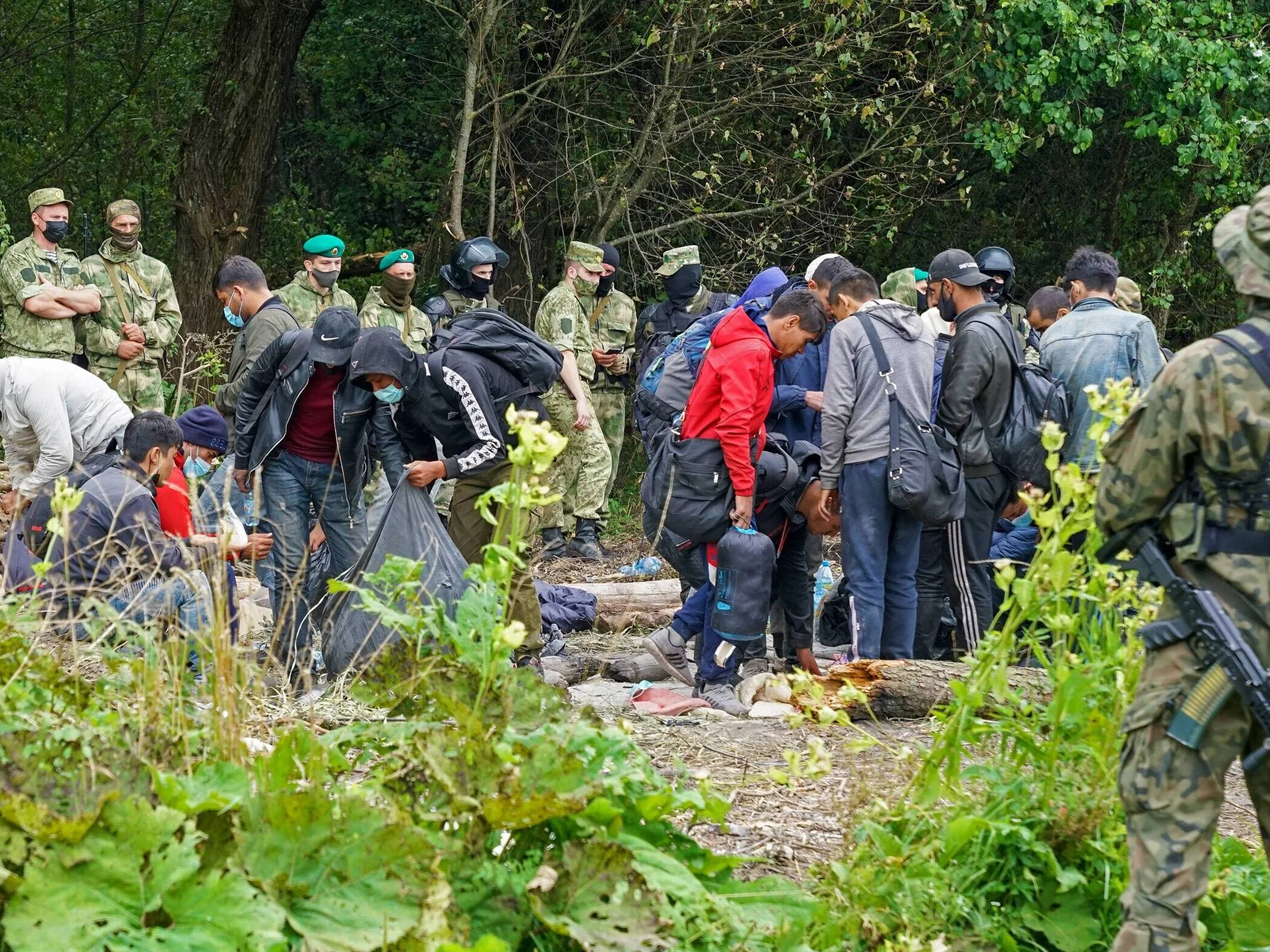 Migranci otoczeni przez Straż Graniczną w Usnarzu Górnym