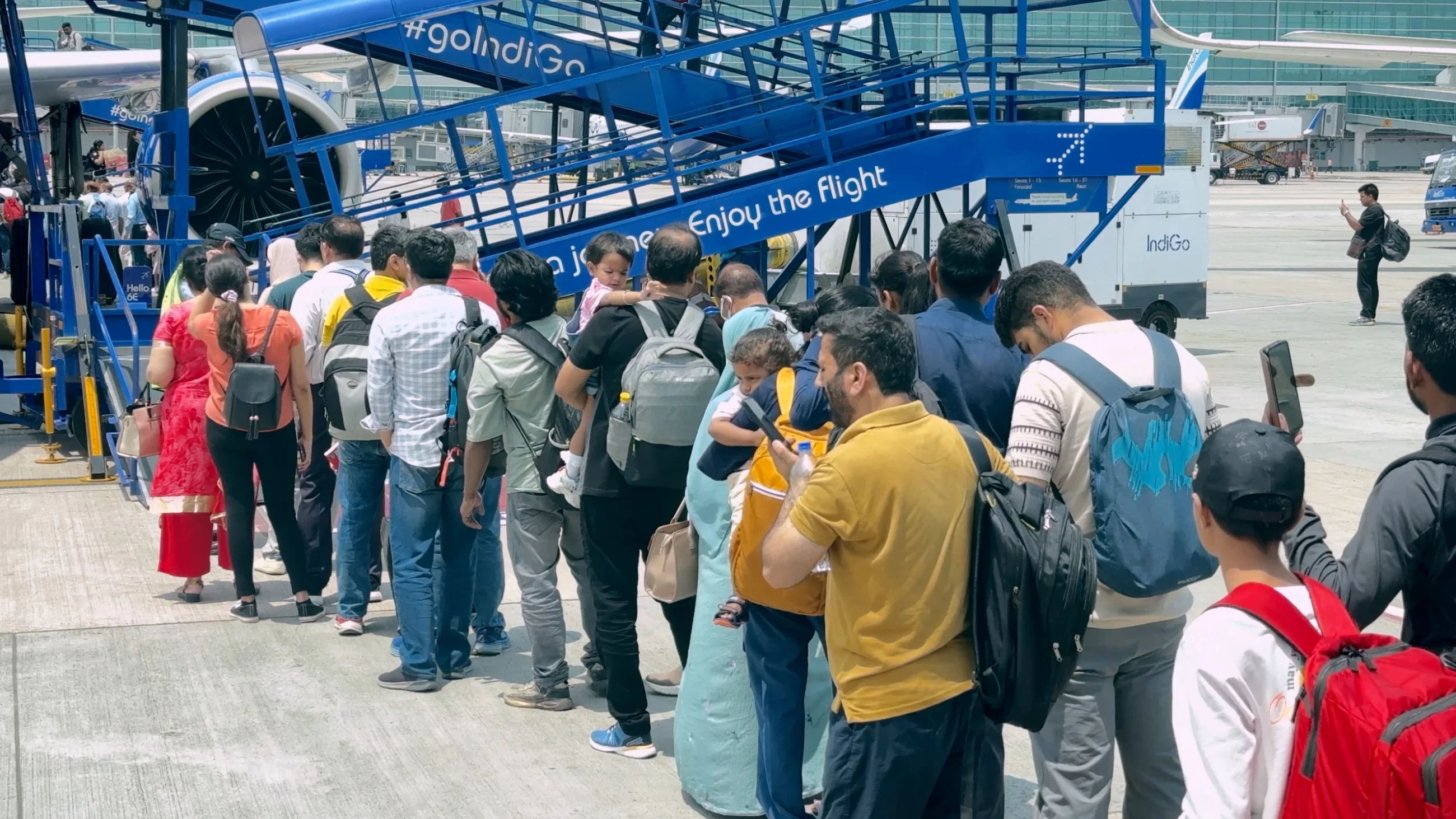 Pasażerowie na lotnisku w Nowym Delhi