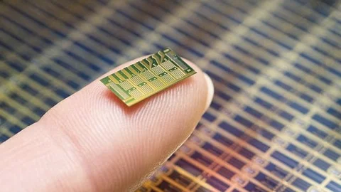 Rewolucja w antykoncepcji? Czip pod skórą, pomógł Bill Gates (fot. BBC News)