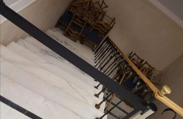 Krzesła na schodach prowadzących do bocznego wejścia do Sali Kolumnowej