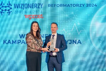 Krzysztof Kępiński odbiera nagrodę Wizjonerska Kampania Edukacyjna w imieniu firmy GSK