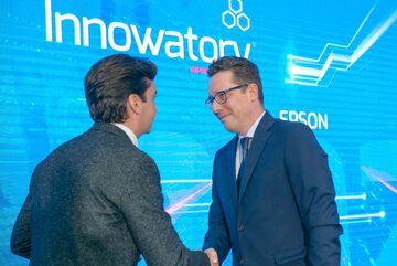 Krzysztof Modrzewski, National Sales Manager Epson, odbiera Innowatora w kategorii „Nowe technologie”