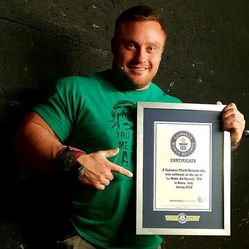 Krzysztof Radzikowski z certyfikatem Guinnessa