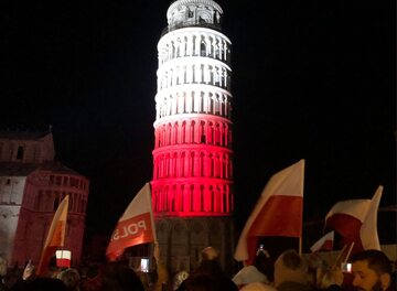 Krzywa Wieża w Pizie w biało-czerwonych barwach