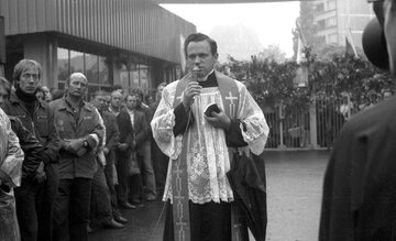 Ks. Jankowski w Stoczni Gdańskiej, sierpień 1980