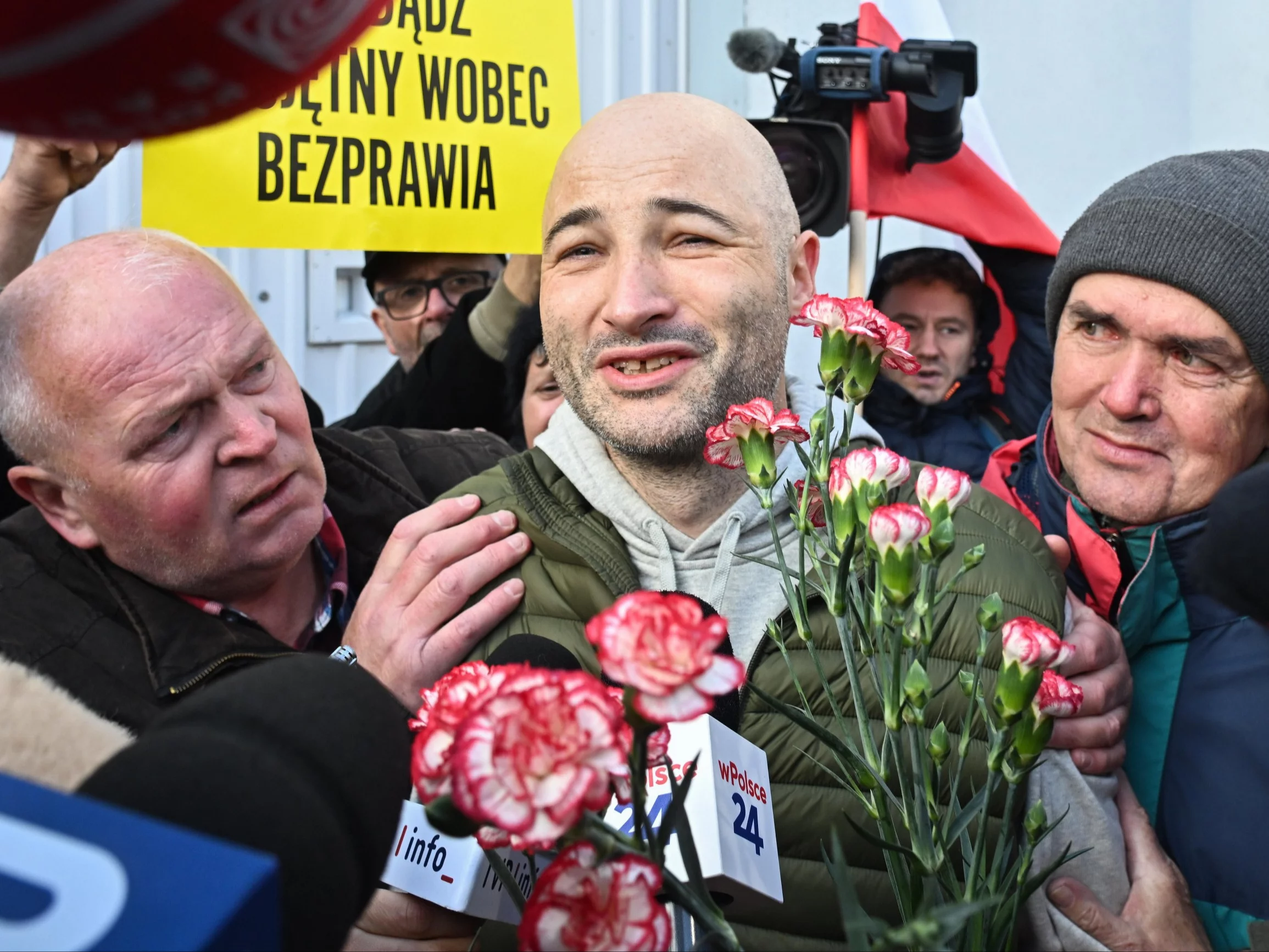 Ksiądz Michał Olszewski (w środku)