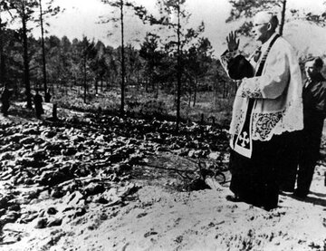 Ks. Stanisław Jasiński nad grobami zamordowanych żołnierzy w 1943 roku