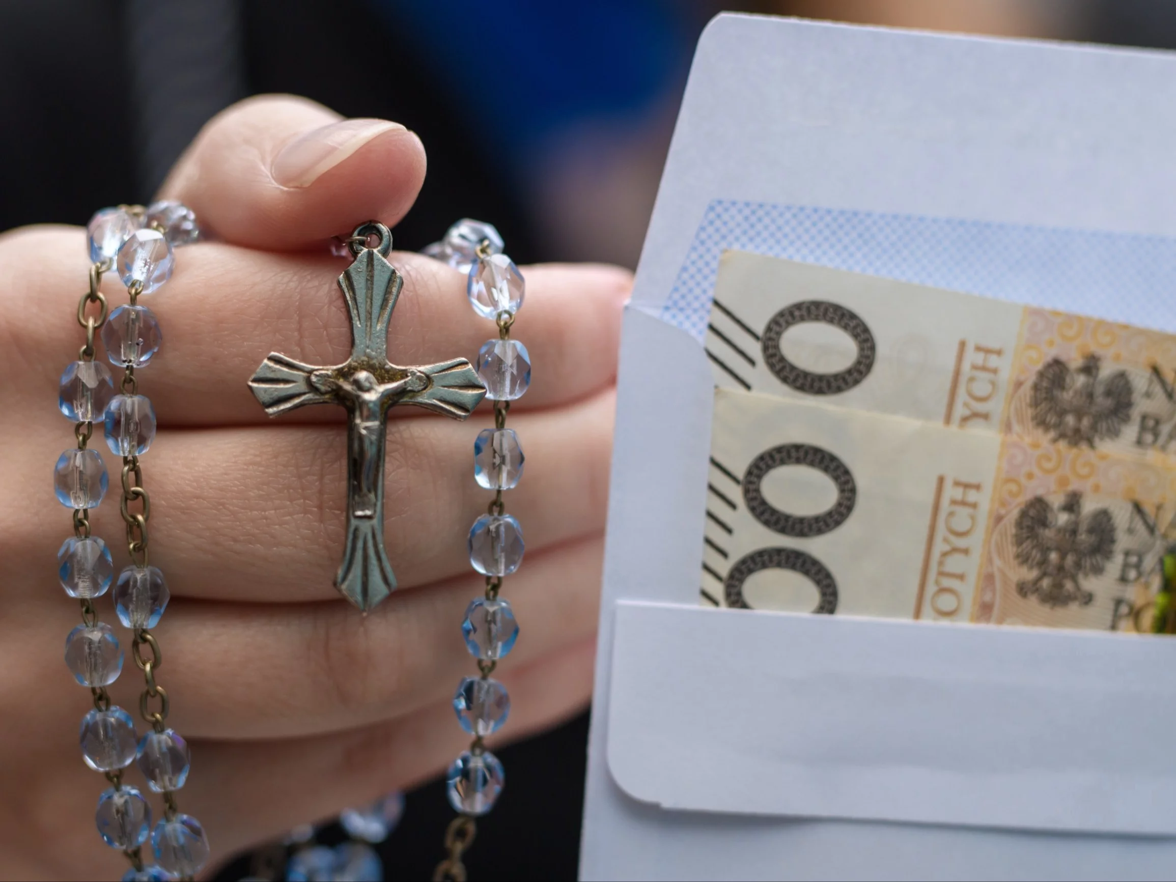 Różaniec i koperta z pieniędzmi, zdjęcie ilustracyjne