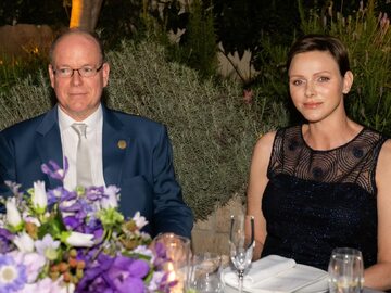Książę Albert i księżna Charlene podczas kolacji zorganizowanej przez ratusz Monako