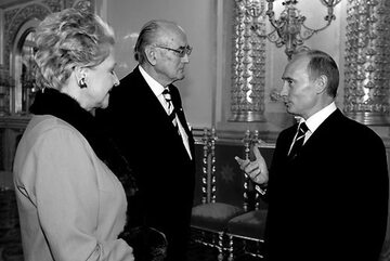 Książę Dymitr (pośrodku) podczas spotkania z prezydentem Rosji Władimirem Putinem