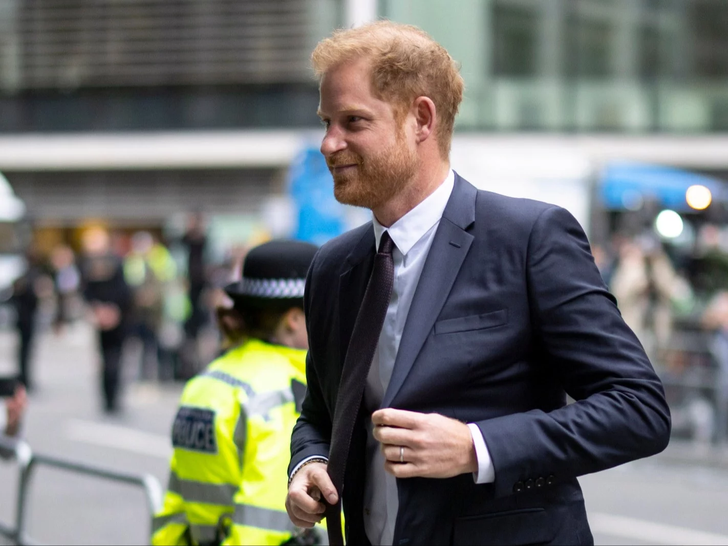 Książę Harry przed budynkiem Sądu Najwyższego, 6 czerwca