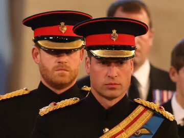 Książę William i książę Harry podczas dziewiątego dnia uroczystości pogrzebowych królowej Elżbiety II
