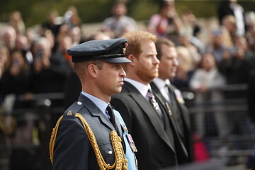 Książę William i książę Harry podczas uroczystości pogrzebowych królowej Elżbiety II