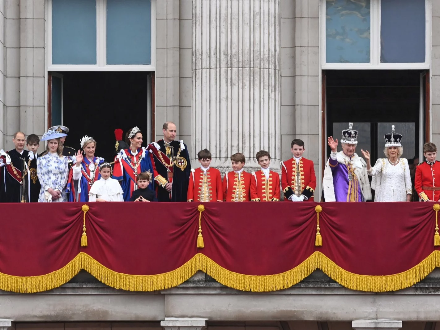 Rodzina królewska na balkonie Pałacu Buckingham