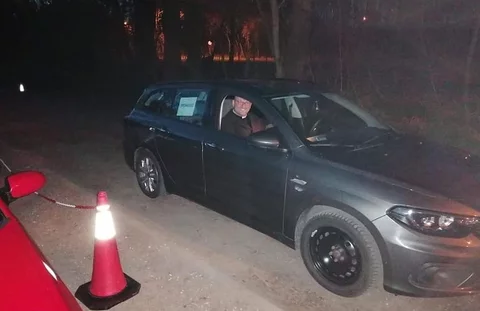Ksiądz Adam Pawłowski spowiada z samochodu